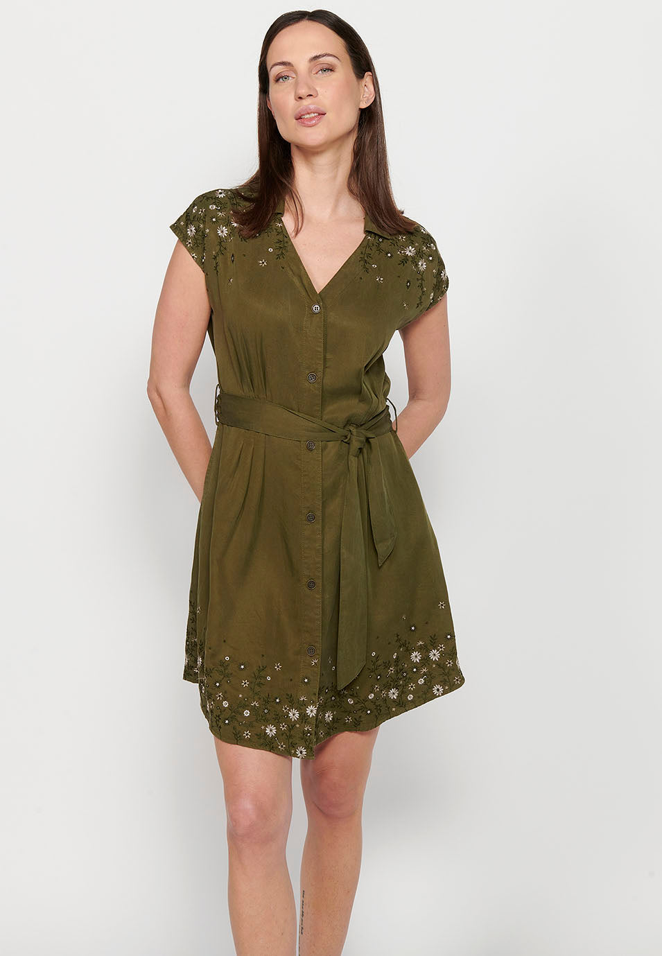 Vestido midi de manga corta con escote pico y cierre delantero con botones, ajustado en cintura con detalles bordados para mujer | moda actual
