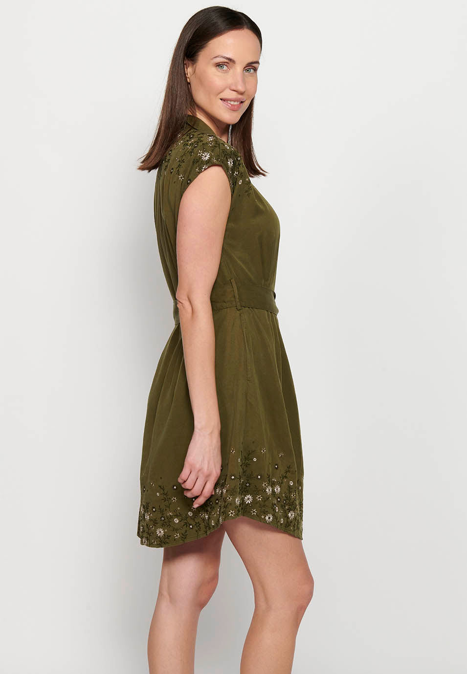 Vestido midi de manga corta con escote pico y cierre delantero con botones, ajustado en cintura con detalles bordados para mujer | moda actual