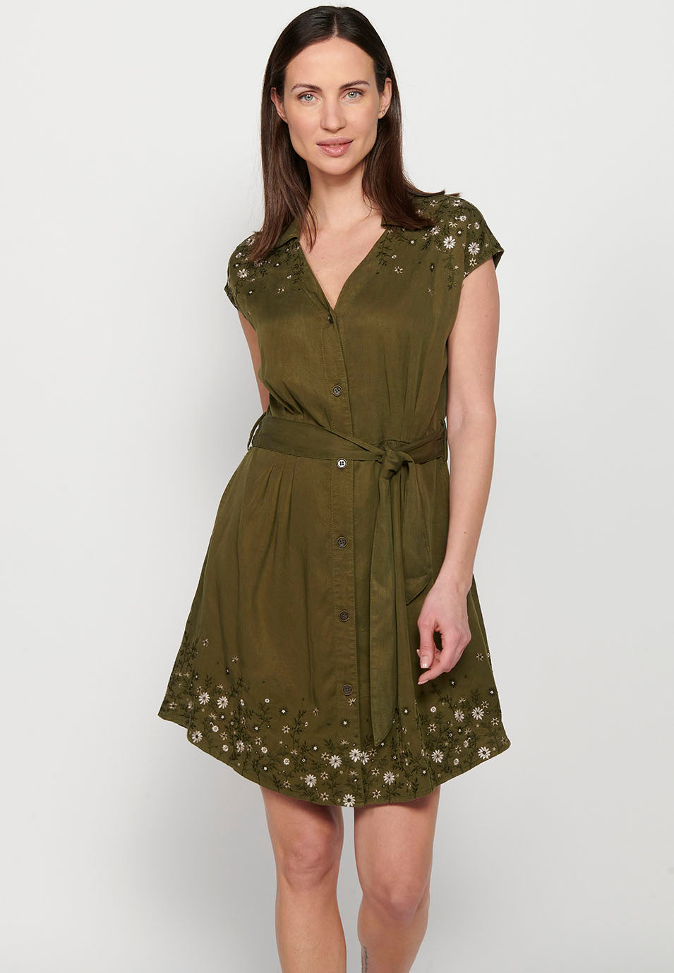Vestido midi de manga corta con escote pico y cierre delantero con botones, ajustado en cintura con detalles bordados para mujer | moda actual