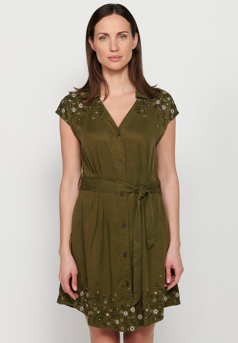 Vestido midi de manga corta con escote pico y cierre delantero con botones, ajustado en cintura con detalles bordados para mujer | moda actual