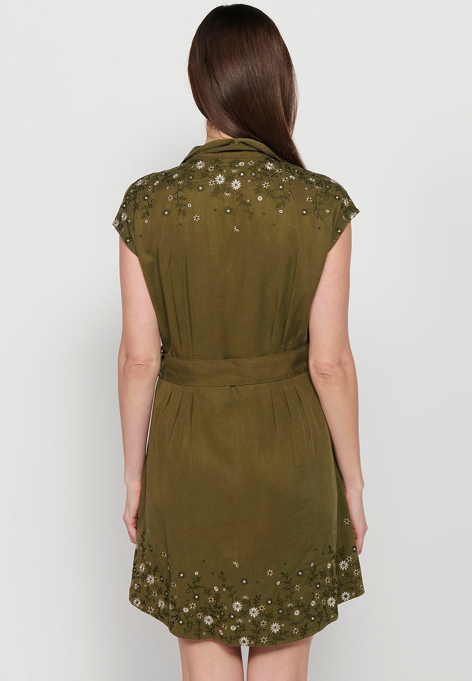 Vestido midi de manga corta con escote pico y cierre delantero con botones, ajustado en cintura con detalles bordados para mujer | moda actual