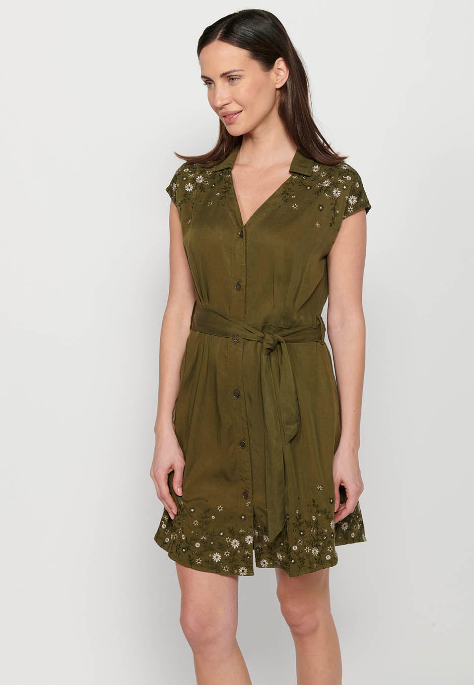 Vestido midi de manga corta con escote pico y cierre delantero con botones, ajustado en cintura con detalles bordados para mujer | moda actual