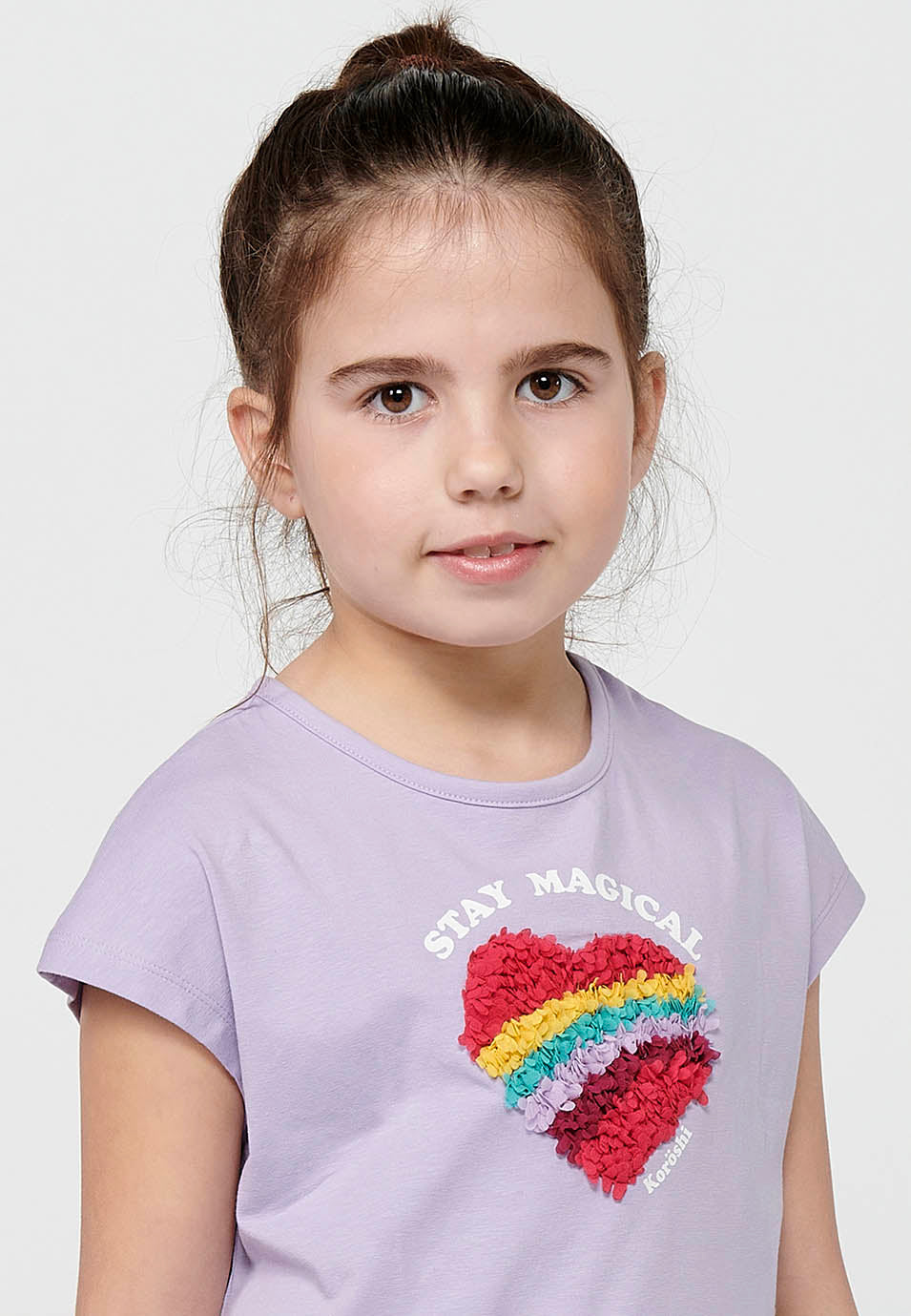 Camiseta Niña Manga Corta Estampada en Relieve – Koroshi Lila