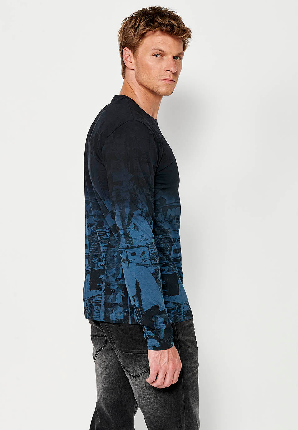 Camiseta de manga larga de algodón de cuello redondo con estampado degradado petróleo para hombre