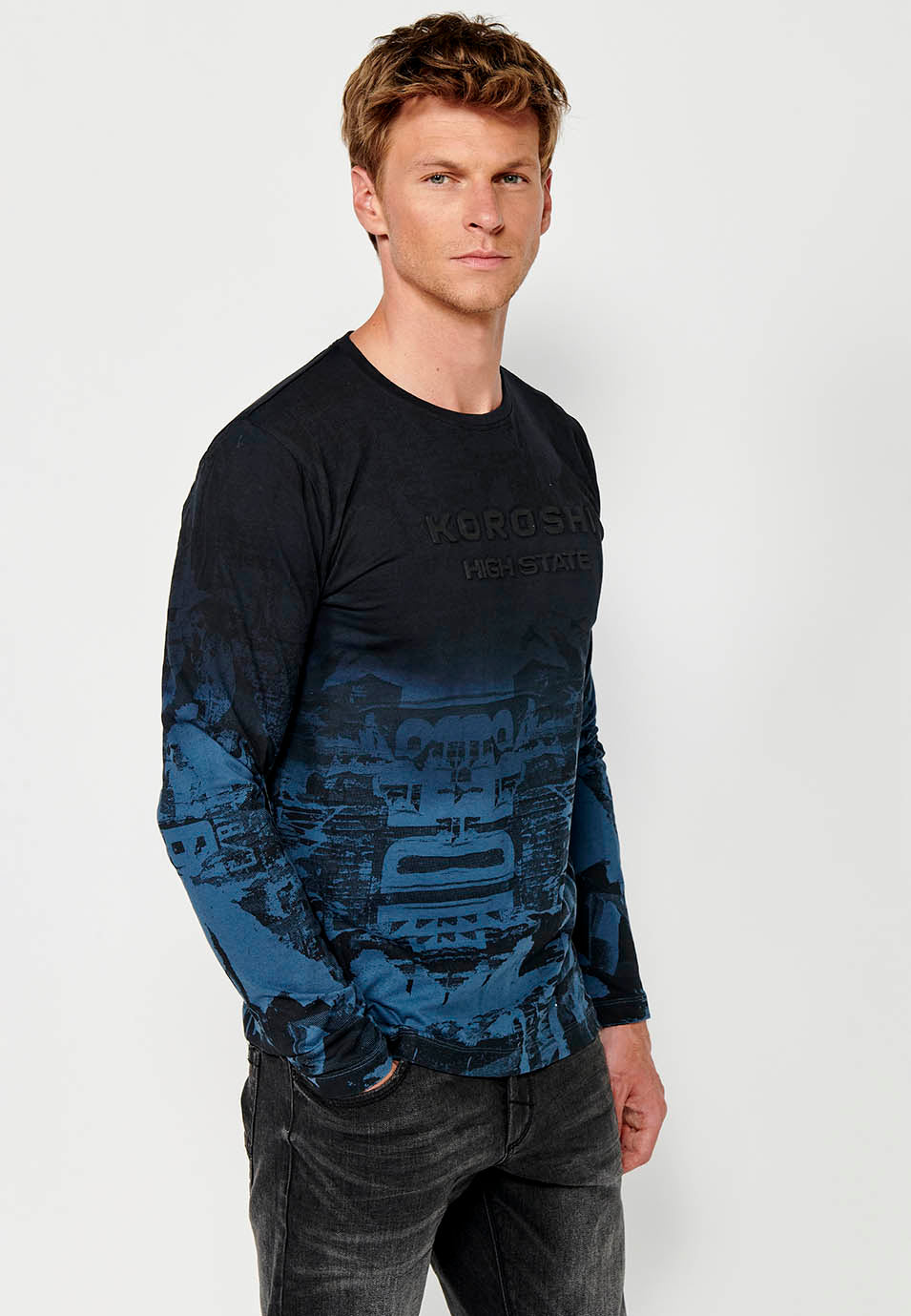 Camiseta de manga larga de algodón de cuello redondo con estampado degradado petróleo para hombre