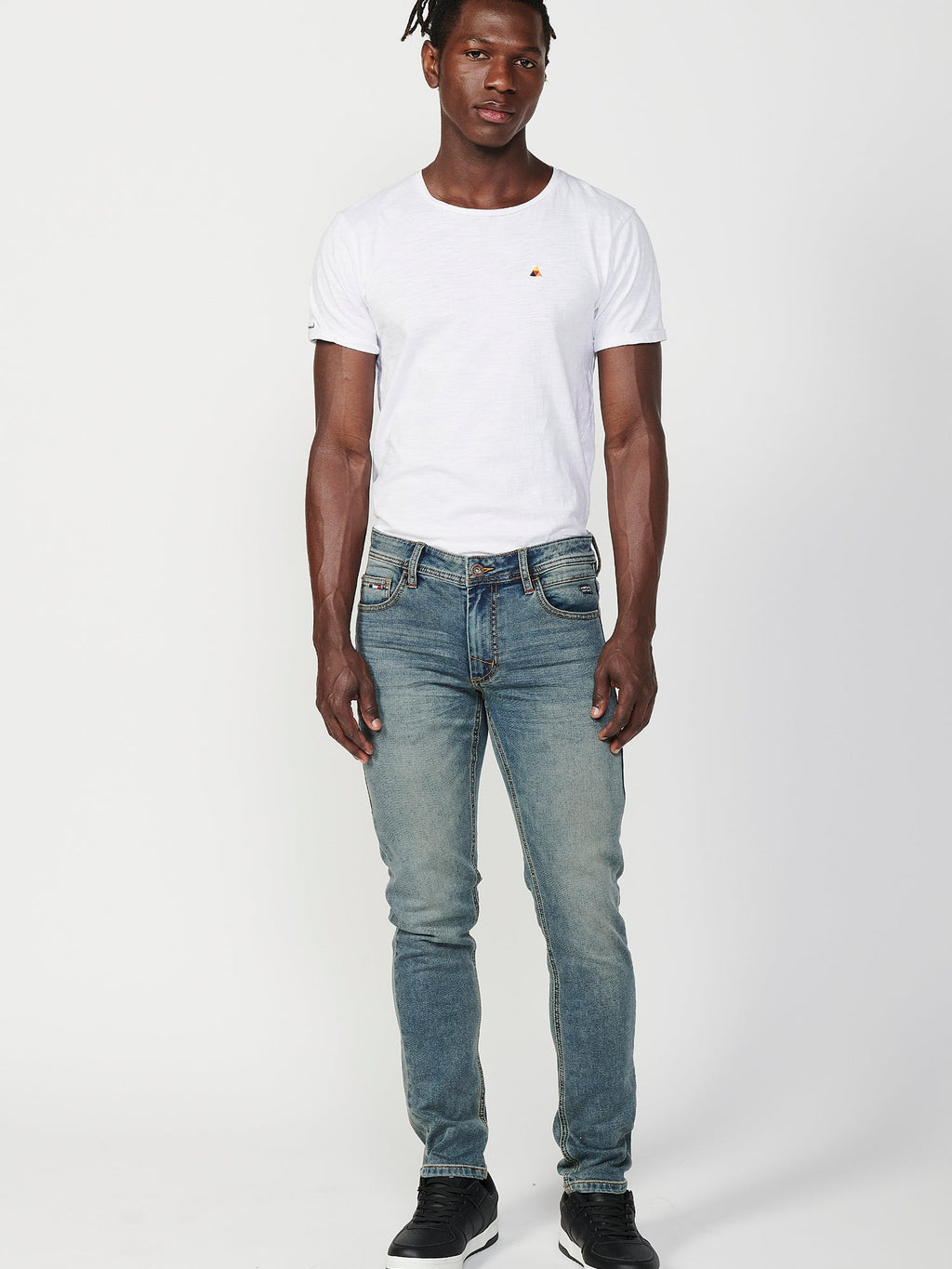 Pantalón largo slim fit con cinco bolsillos, uno cerillero con cierre delantero con cremallera y botón para hombre