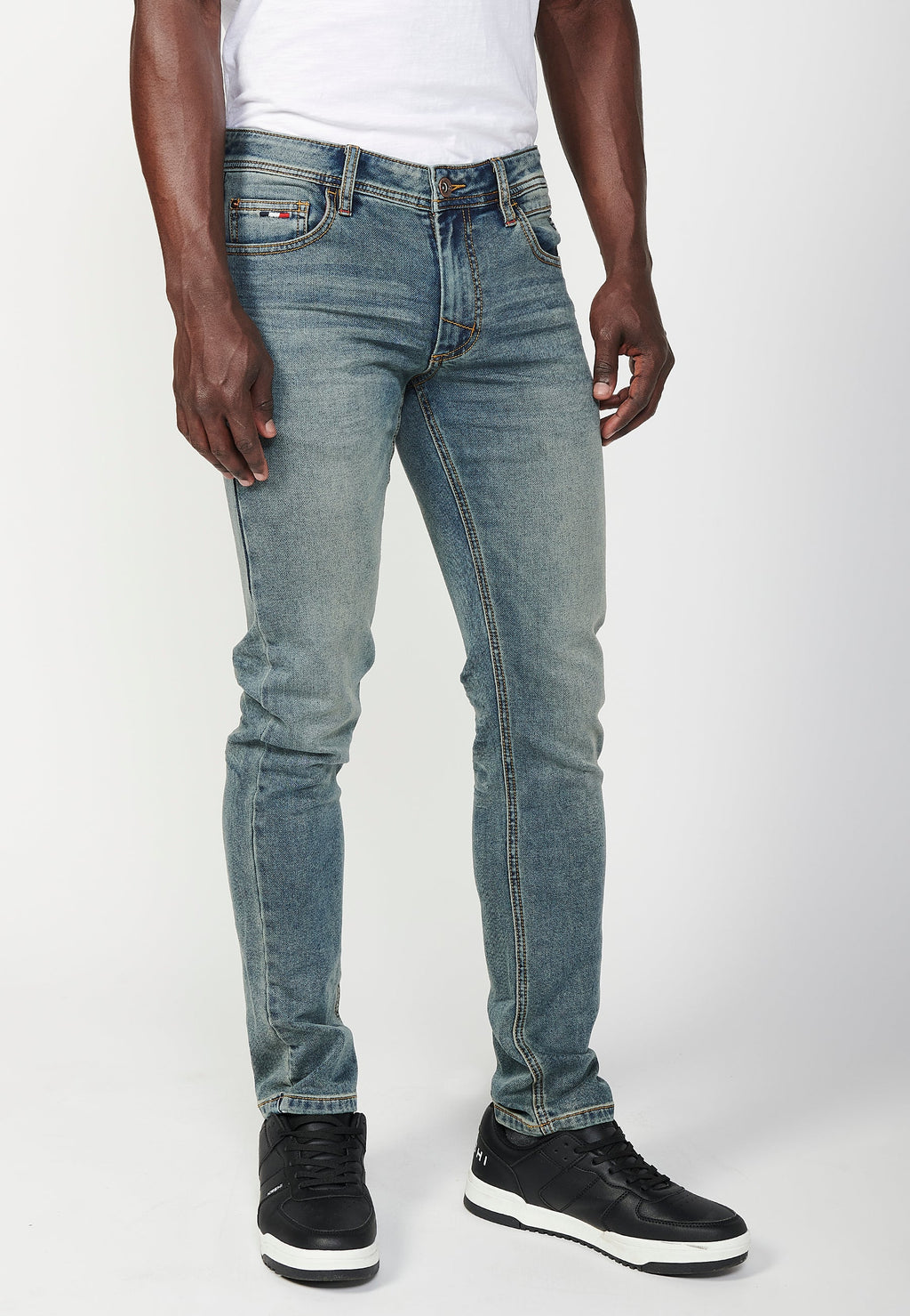 Pantalón largo slim fit con cinco bolsillos, uno cerillero con cierre delantero con cremallera y botón para hombre
