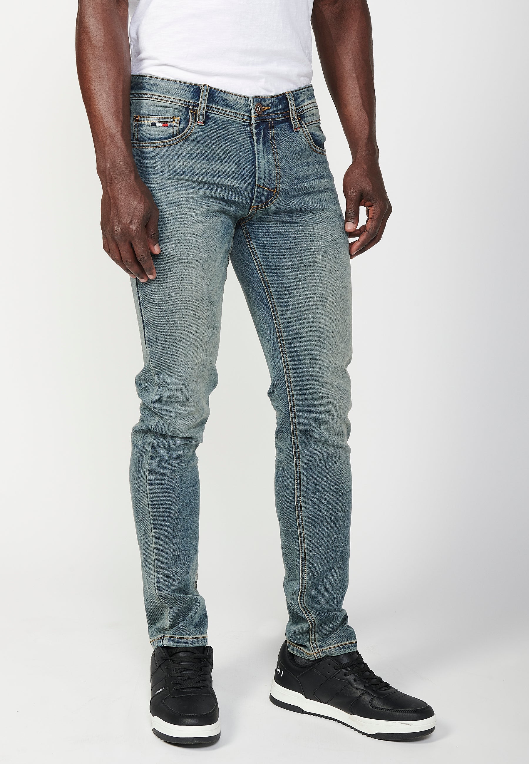 Pantalón largo slim fit con cinco bolsillos, uno cerillero con cierre delantero con cremallera y botón para hombre