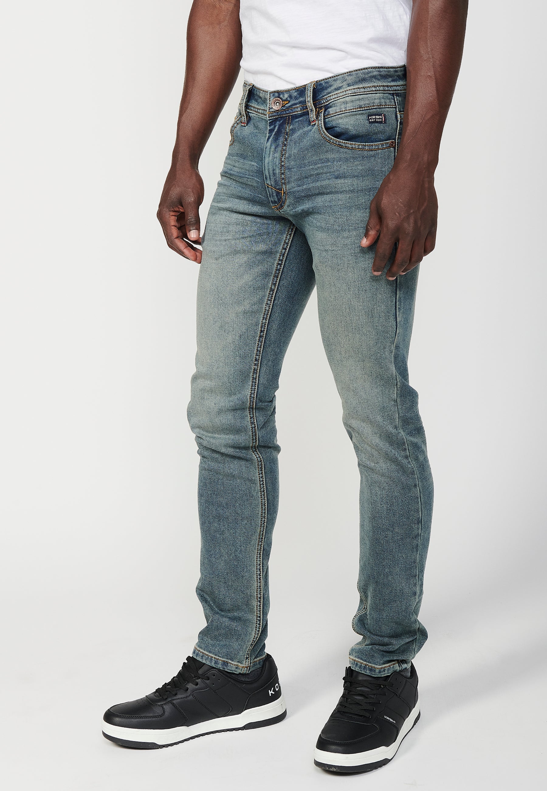 Pantalón largo slim fit con cinco bolsillos, uno cerillero con cierre delantero con cremallera y botón para hombre