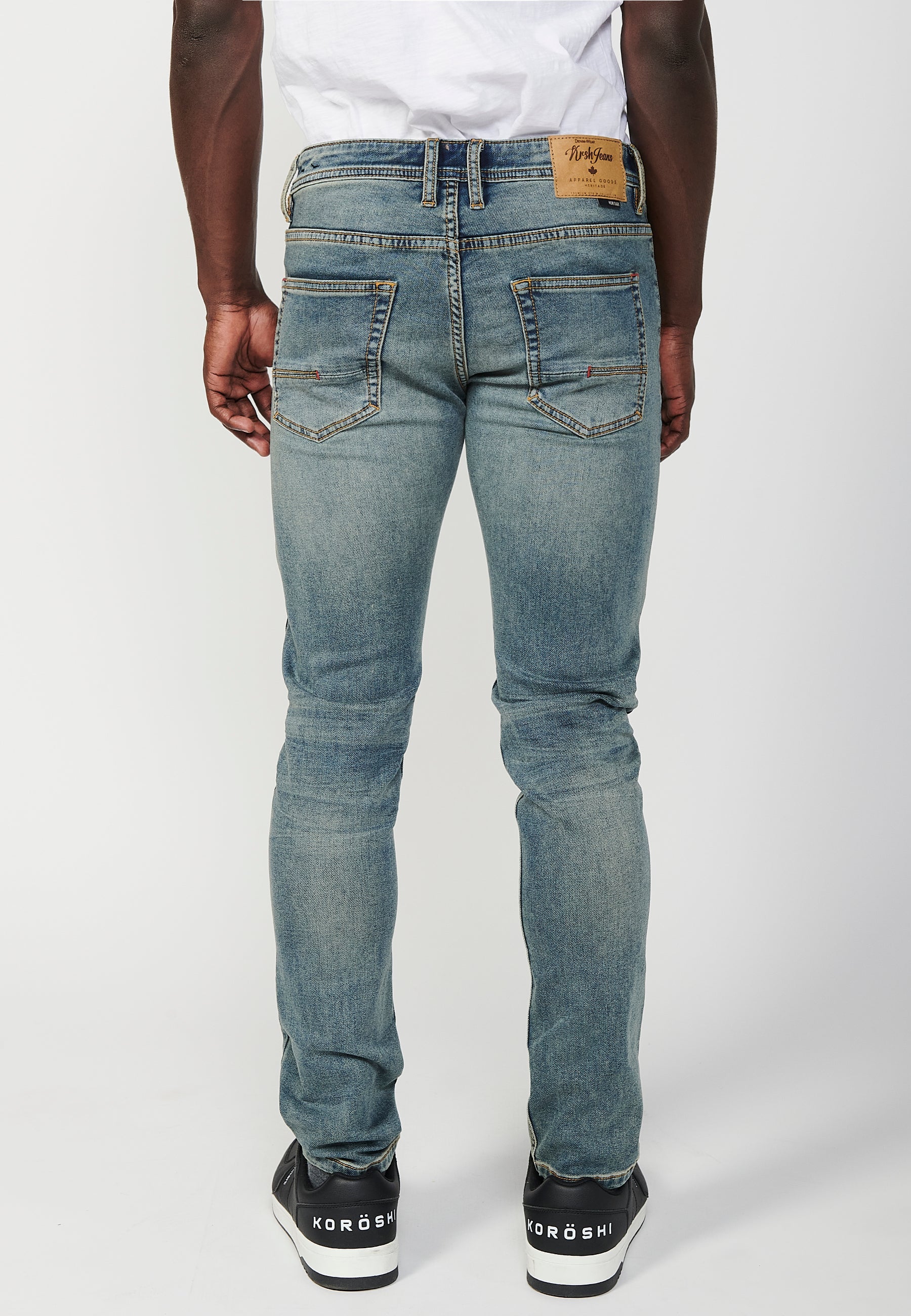 Pantalón largo slim fit con cinco bolsillos, uno cerillero con cierre delantero con cremallera y botón para hombre