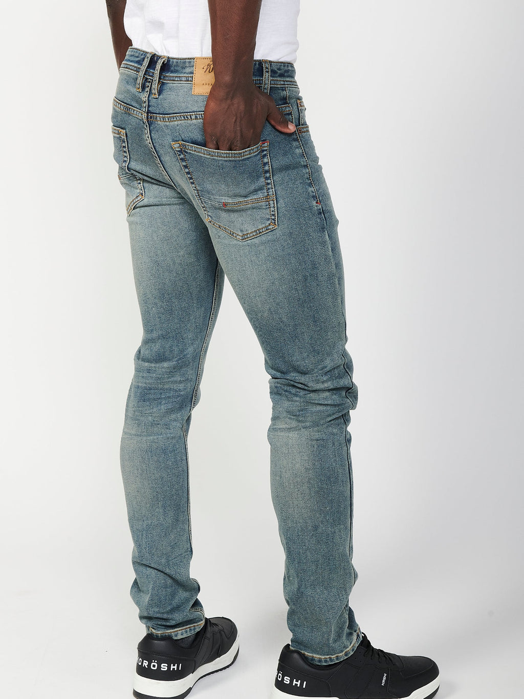 Pantalón largo slim fit con cinco bolsillos, uno cerillero con cierre delantero con cremallera y botón para hombre