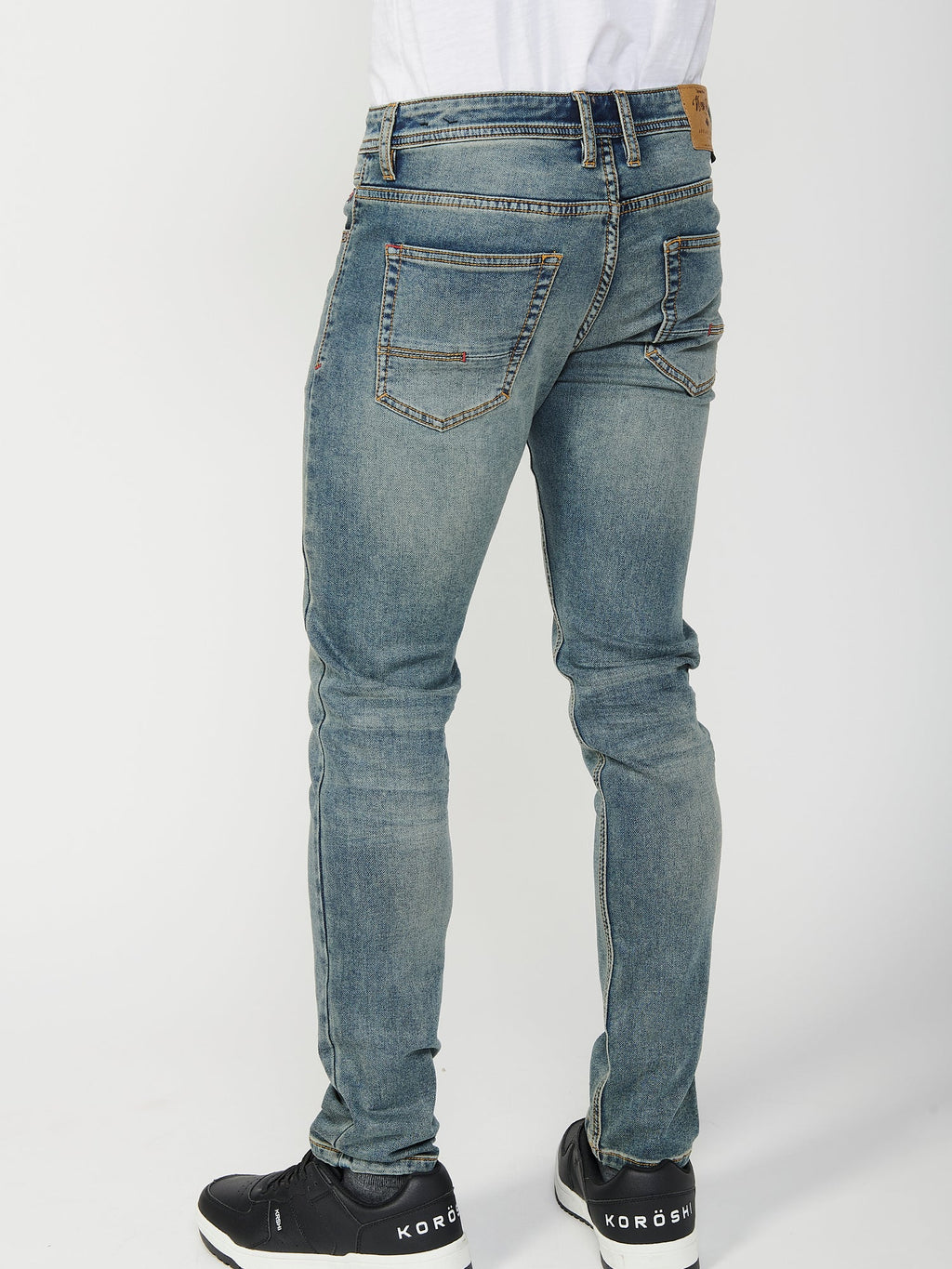 Pantalón largo slim fit con cinco bolsillos, uno cerillero con cierre delantero con cremallera y botón para hombre