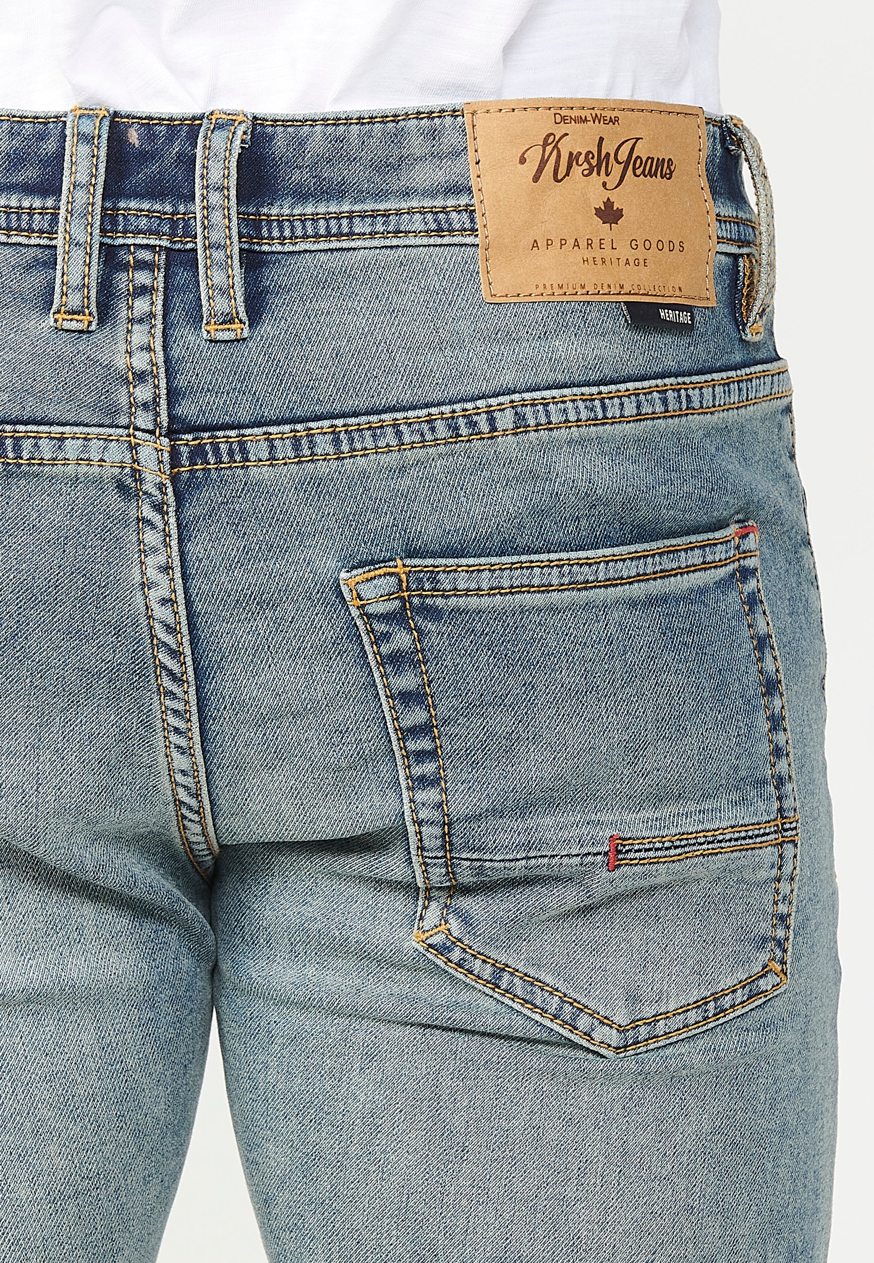 Pantalón largo slim fit con cinco bolsillos, uno cerillero con cierre delantero con cremallera y botón para hombre