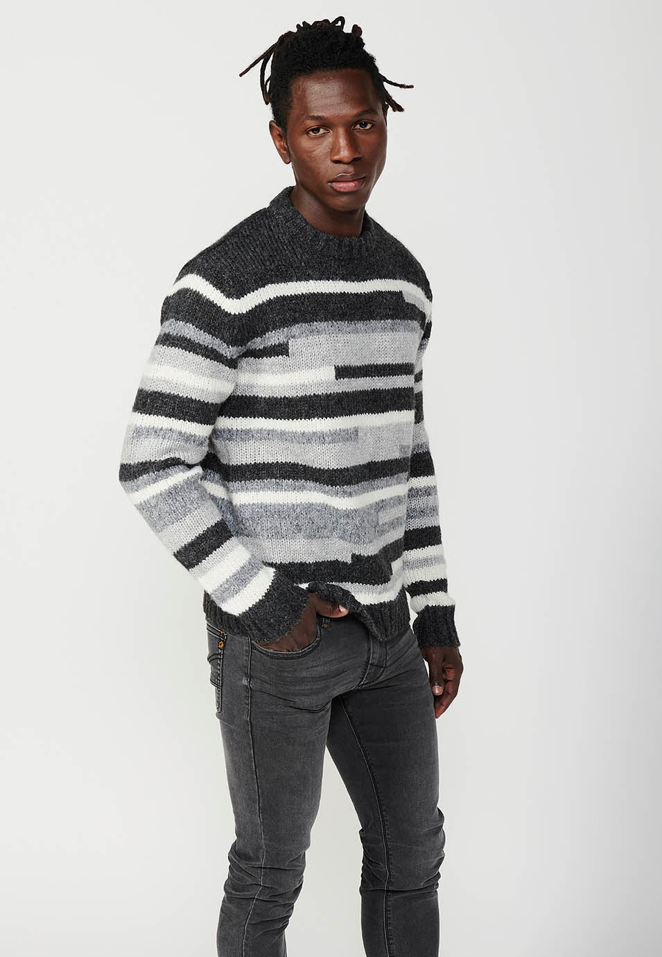 Jersey tricot de manga larga y acabado en rib con cuello redondo para hombre