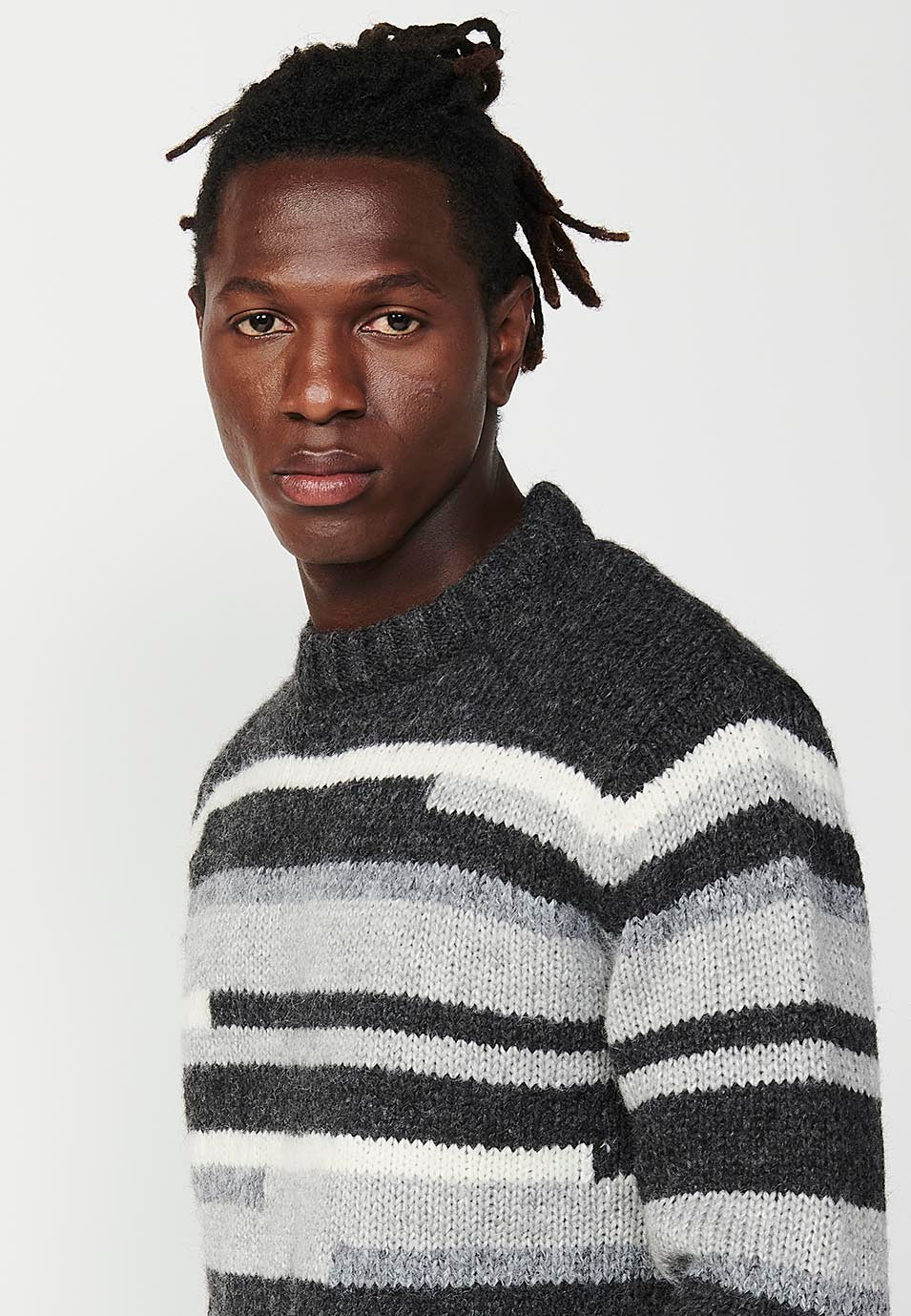 Jersey tricot de manga larga y acabado en rib con cuello redondo para hombre