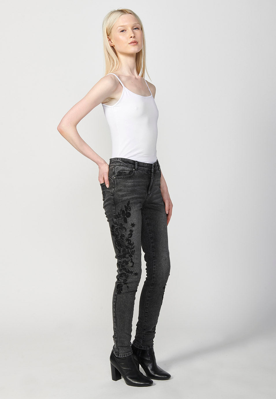 Pantalón largo slim fit con detalles bordados y cremallera y botón mujer