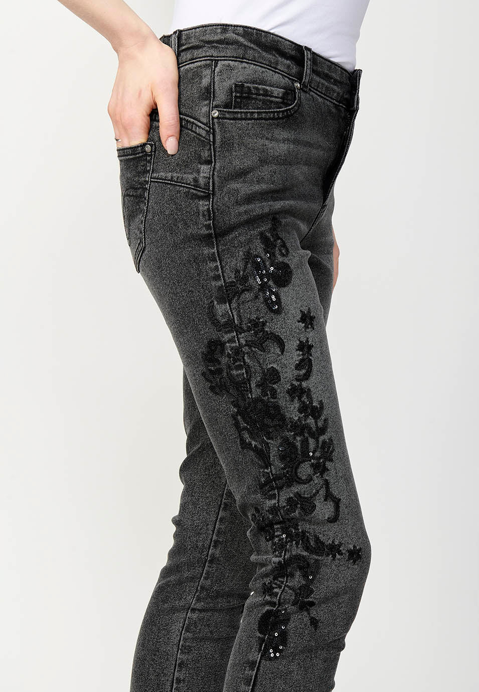 Pantalón largo slim fit con detalles bordados y cremallera y botón mujer