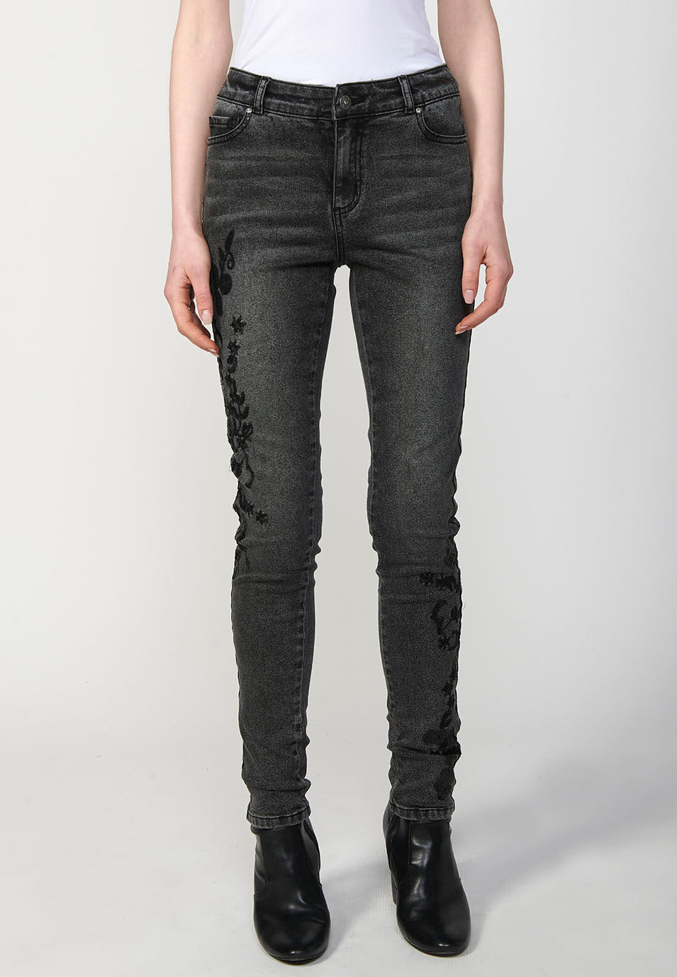 Pantalón largo slim fit con detalles bordados y cremallera y botón mujer