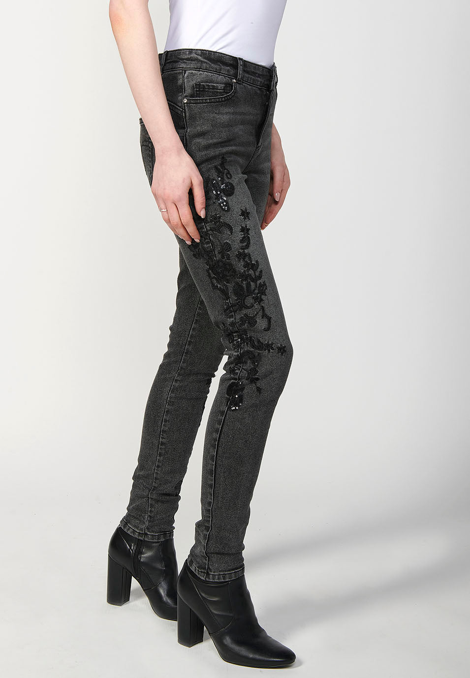 Pantalón largo slim fit con detalles bordados y cremallera y botón mujer