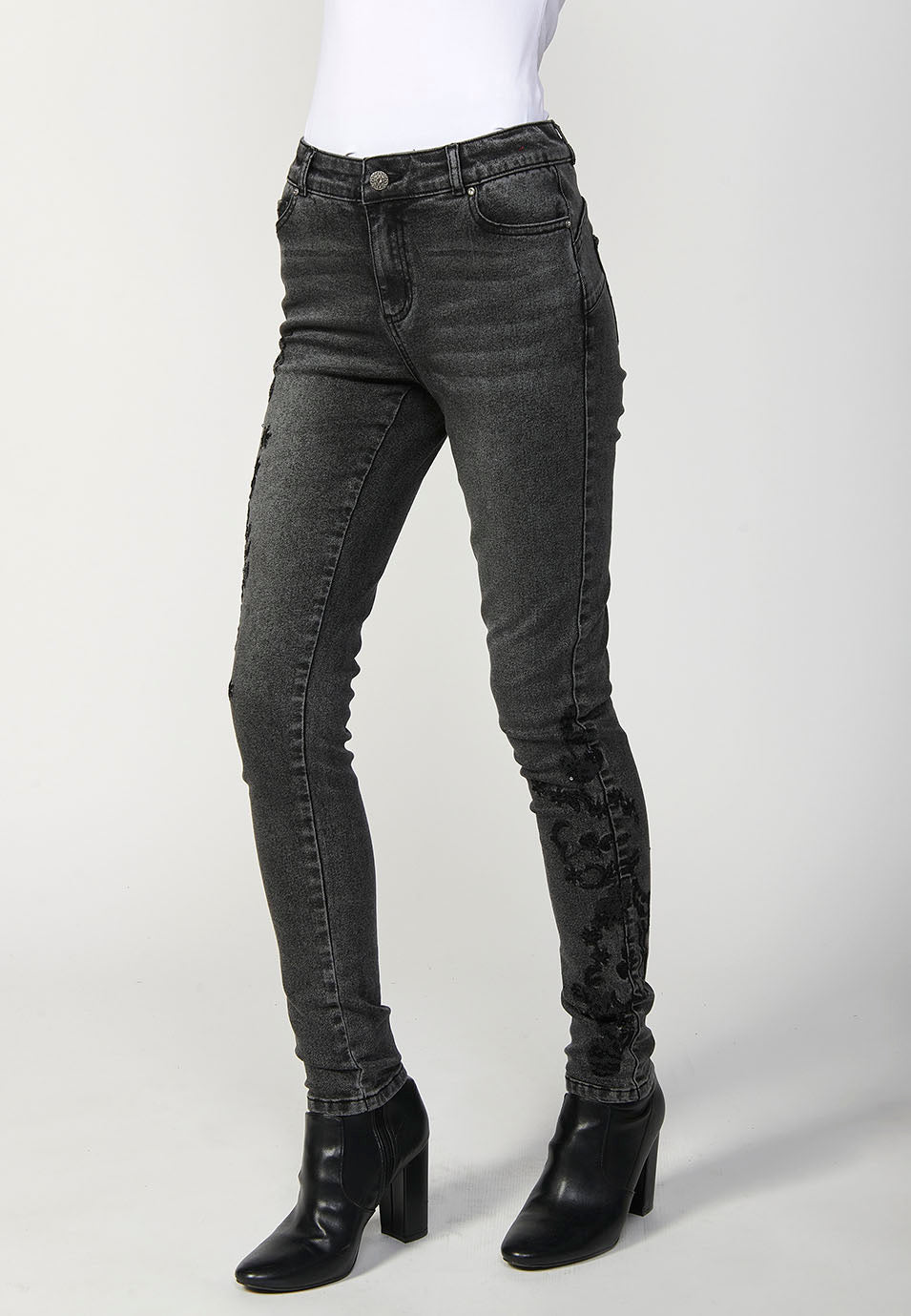 Pantalón largo slim fit con detalles bordados y cremallera y botón mujer