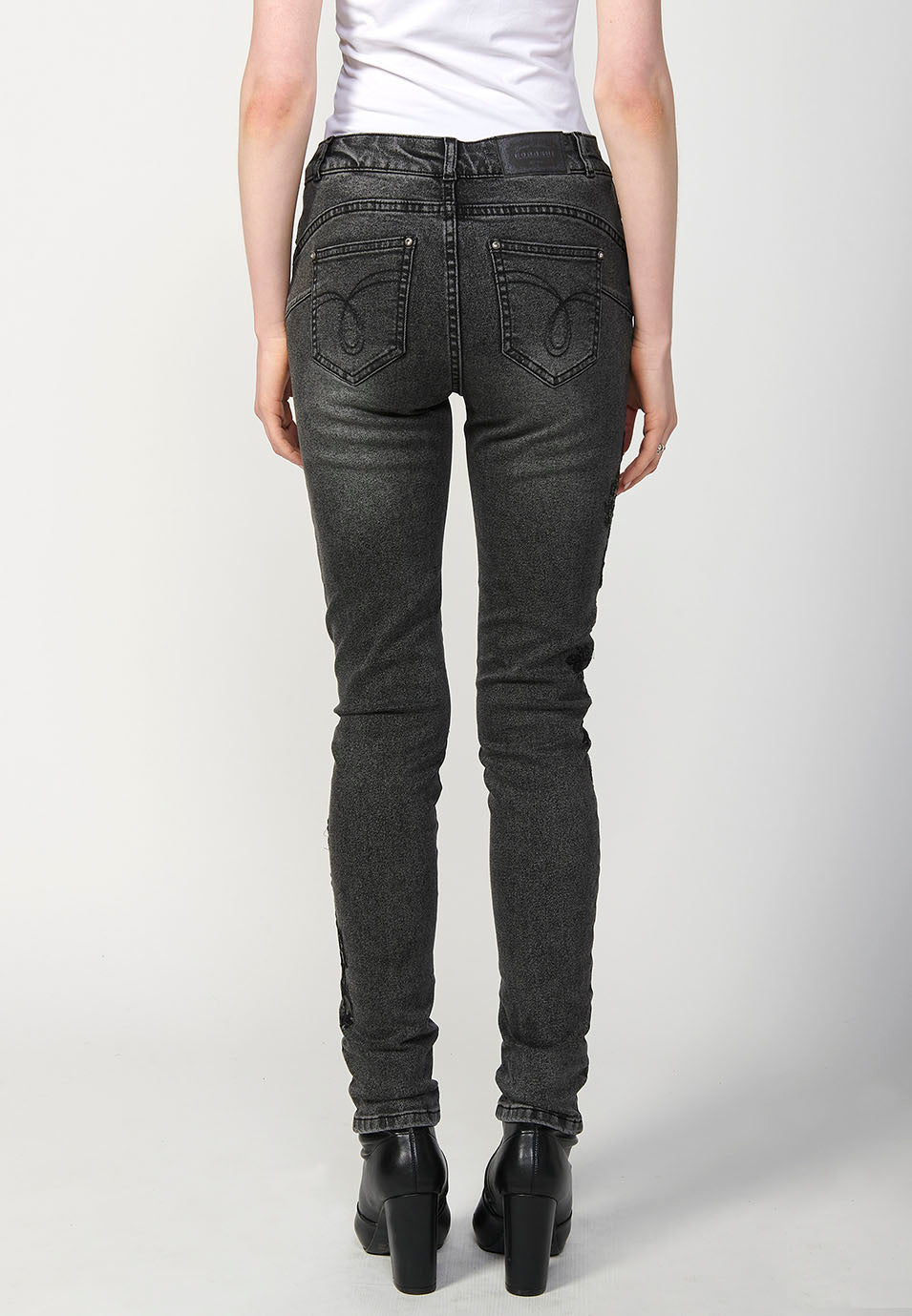 Pantalón largo slim fit con detalles bordados y cremallera y botón mujer