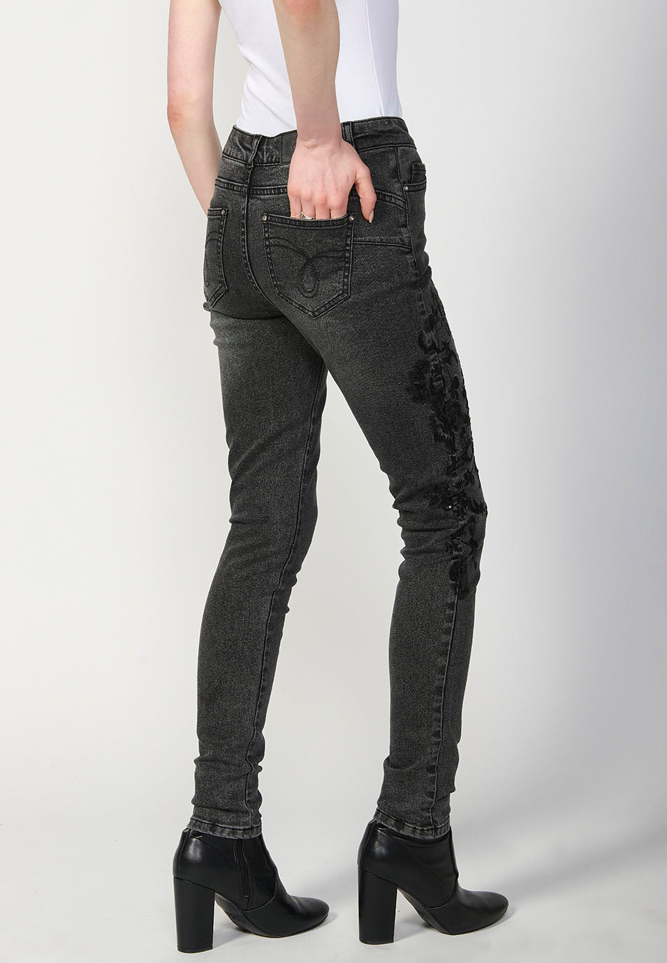 Pantalón largo slim fit con detalles bordados y cremallera y botón mujer