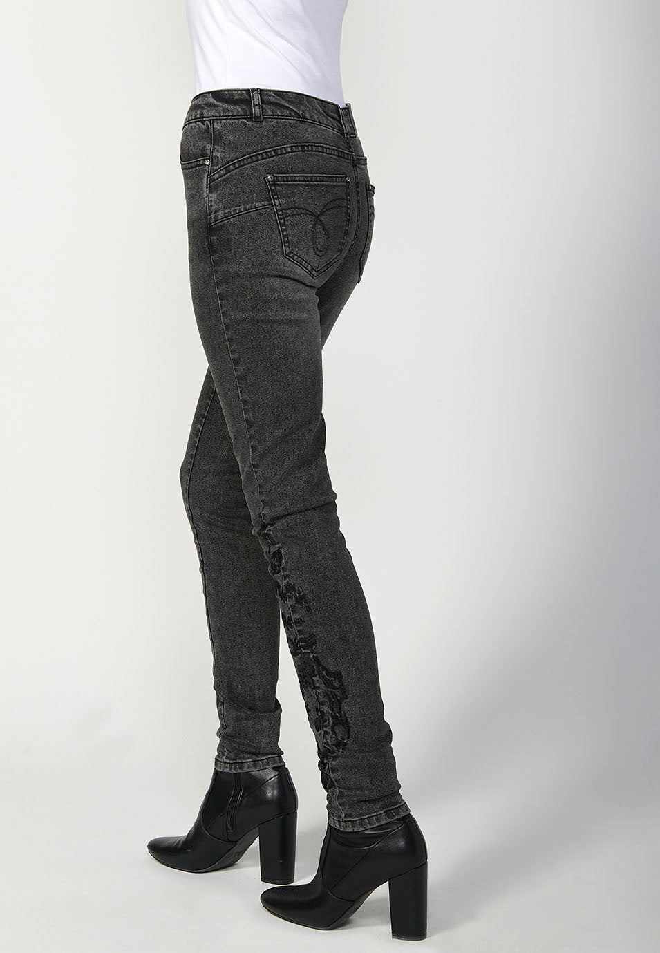 Pantalón largo slim fit con detalles bordados y cremallera y botón mujer