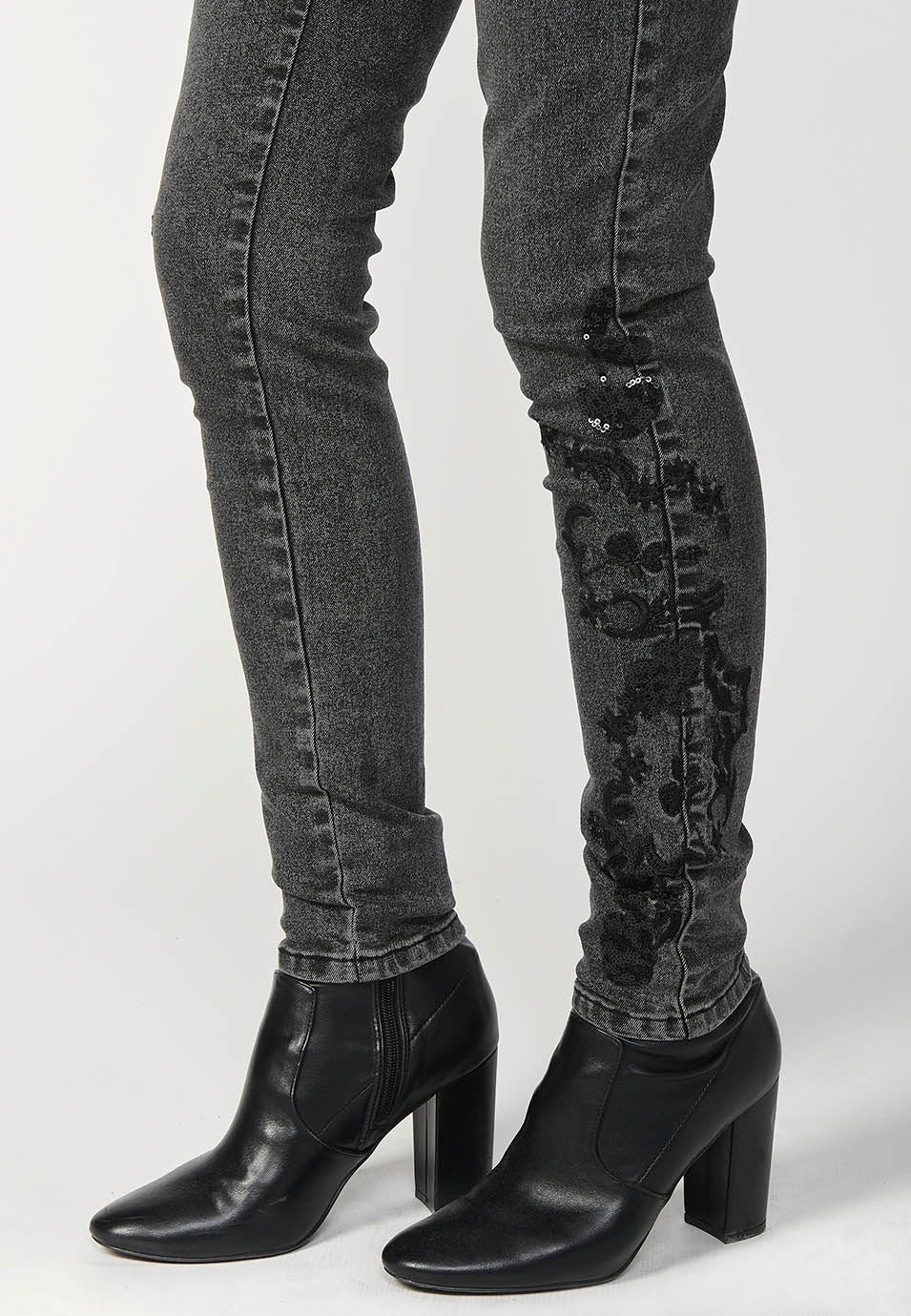 Pantalón largo slim fit con detalles bordados y cremallera y botón mujer