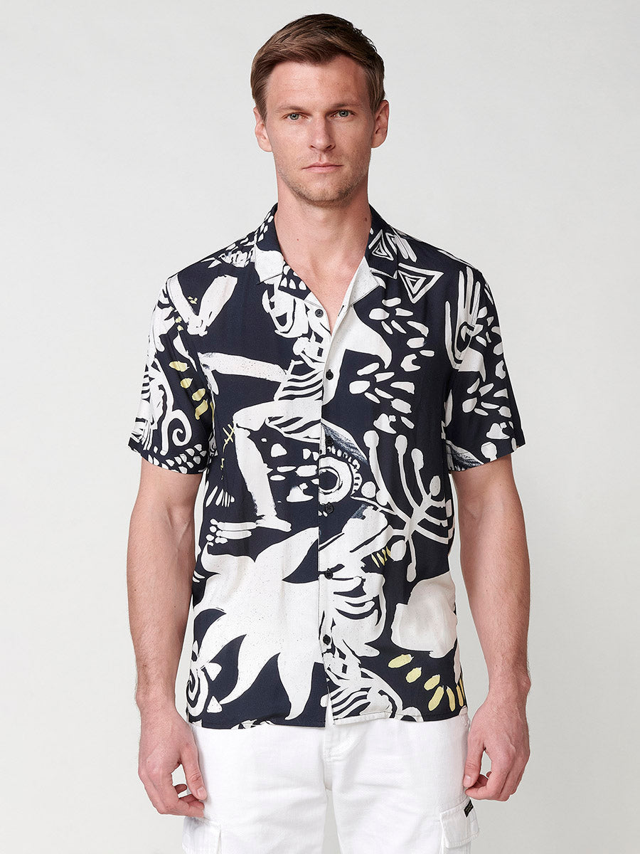 Camisa Hombre Manga Corta Estampado Abstracto Cuello Cubano Negra – Koroshi