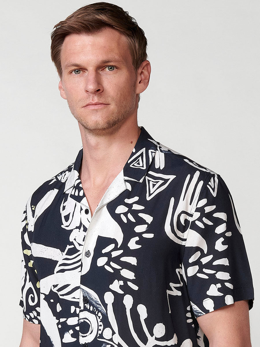 Camisa Hombre Manga Corta Estampado Abstracto Cuello Cubano Negra – Koroshi