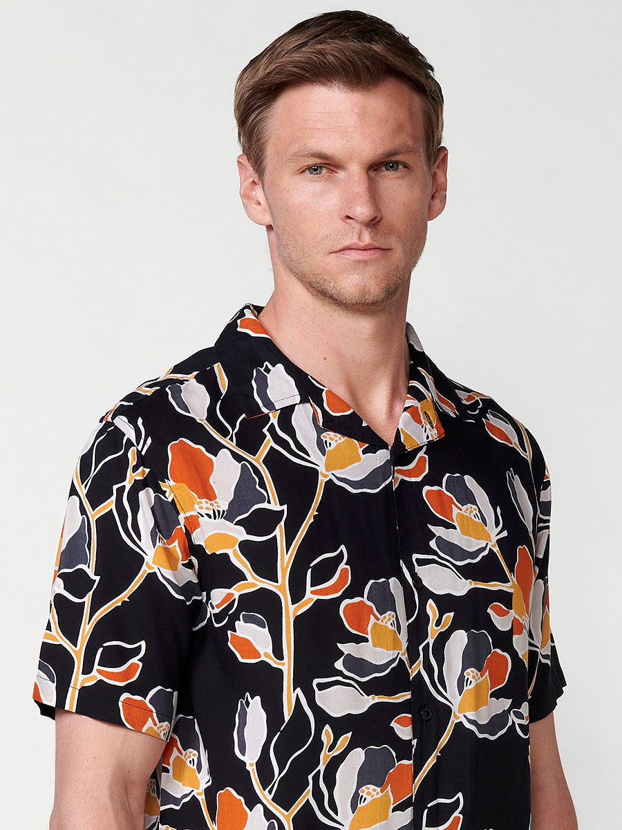 Camisa Hombre Manga Corta Estampado Floral Cuello Cubano Negra – Koroshi
