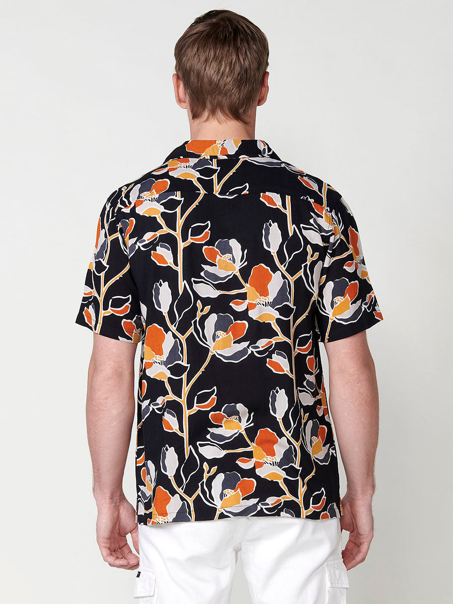 Camisa Hombre Manga Corta Estampado Floral Cuello Cubano Negra – Koroshi