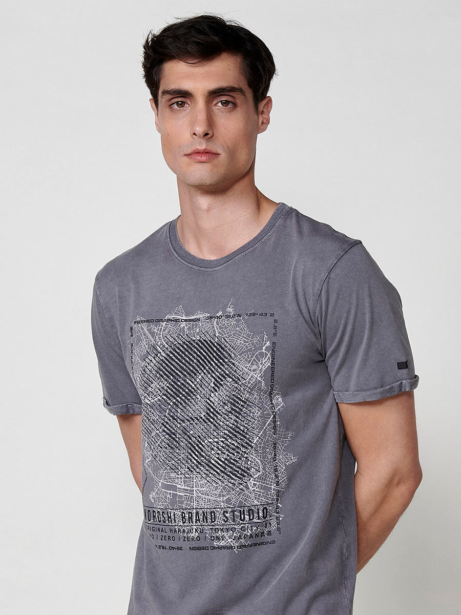 Camiseta Hombre Manga Corta Estampada Cuello Redondo – Koroshi Gris