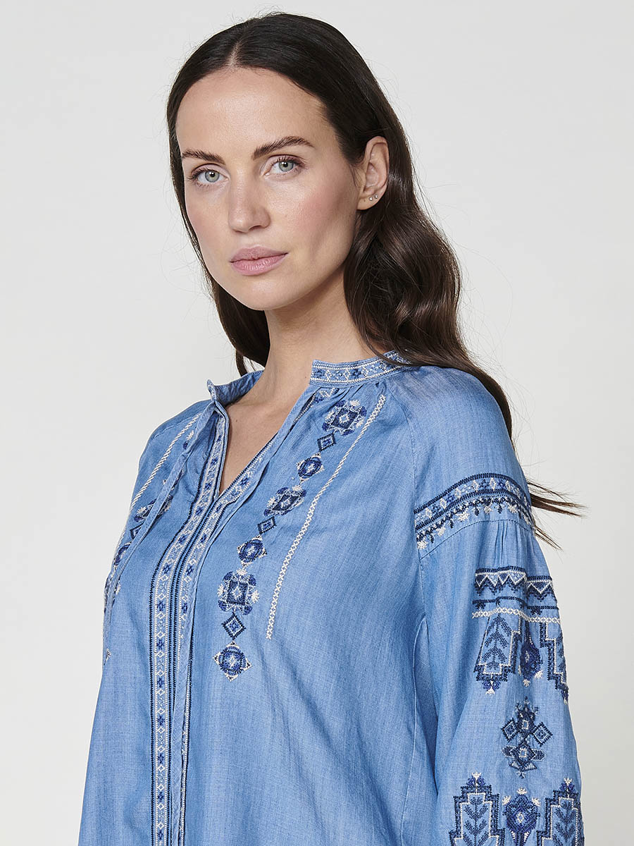 Blusa Mujer Efecto Denim Bordado Étnico – Koroshi Azul