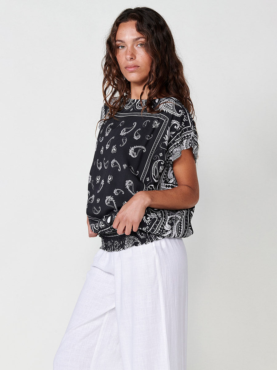 Blusa Mujer Satén Estampado Cachemir Escote Barco – Koroshi 2512BL28