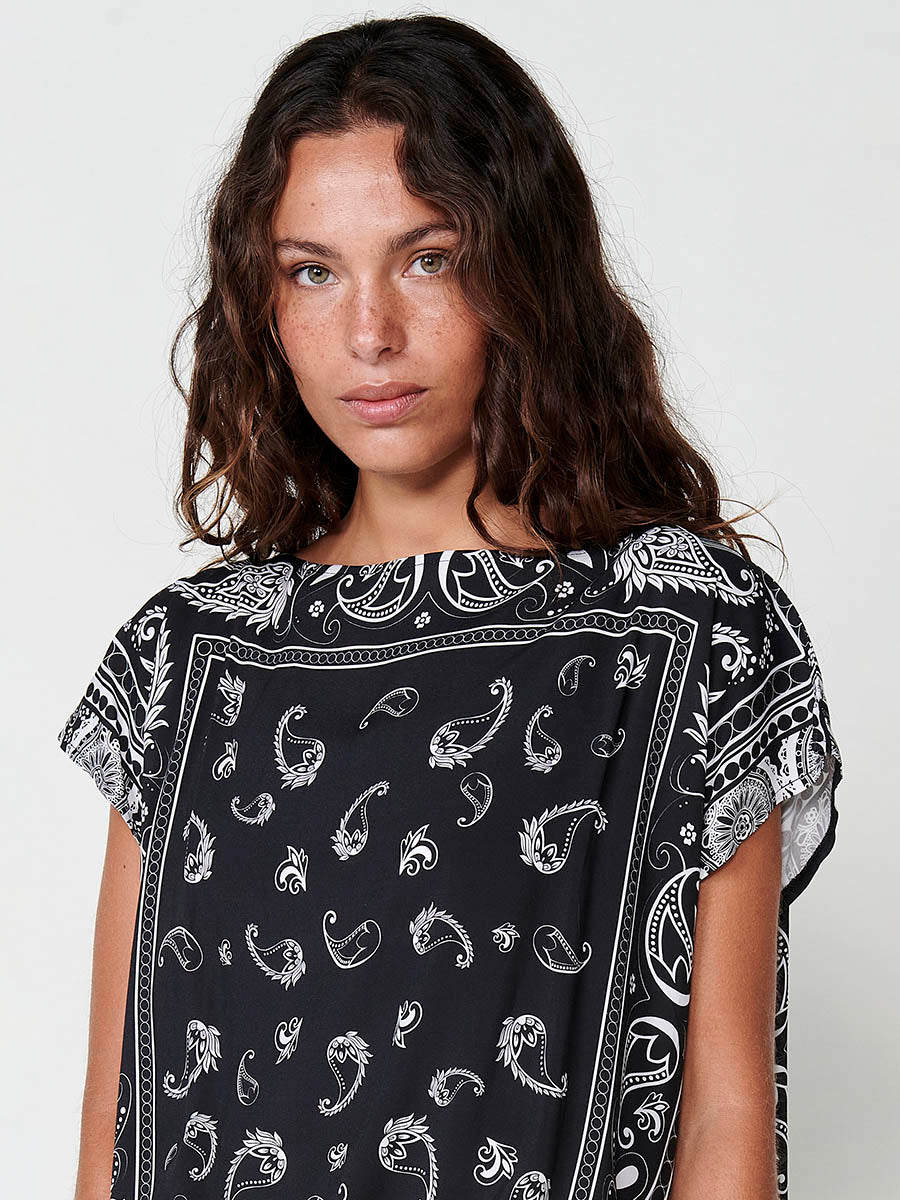 Blusa Mujer Satén Estampado Cachemir Escote Barco – Koroshi 2512BL28