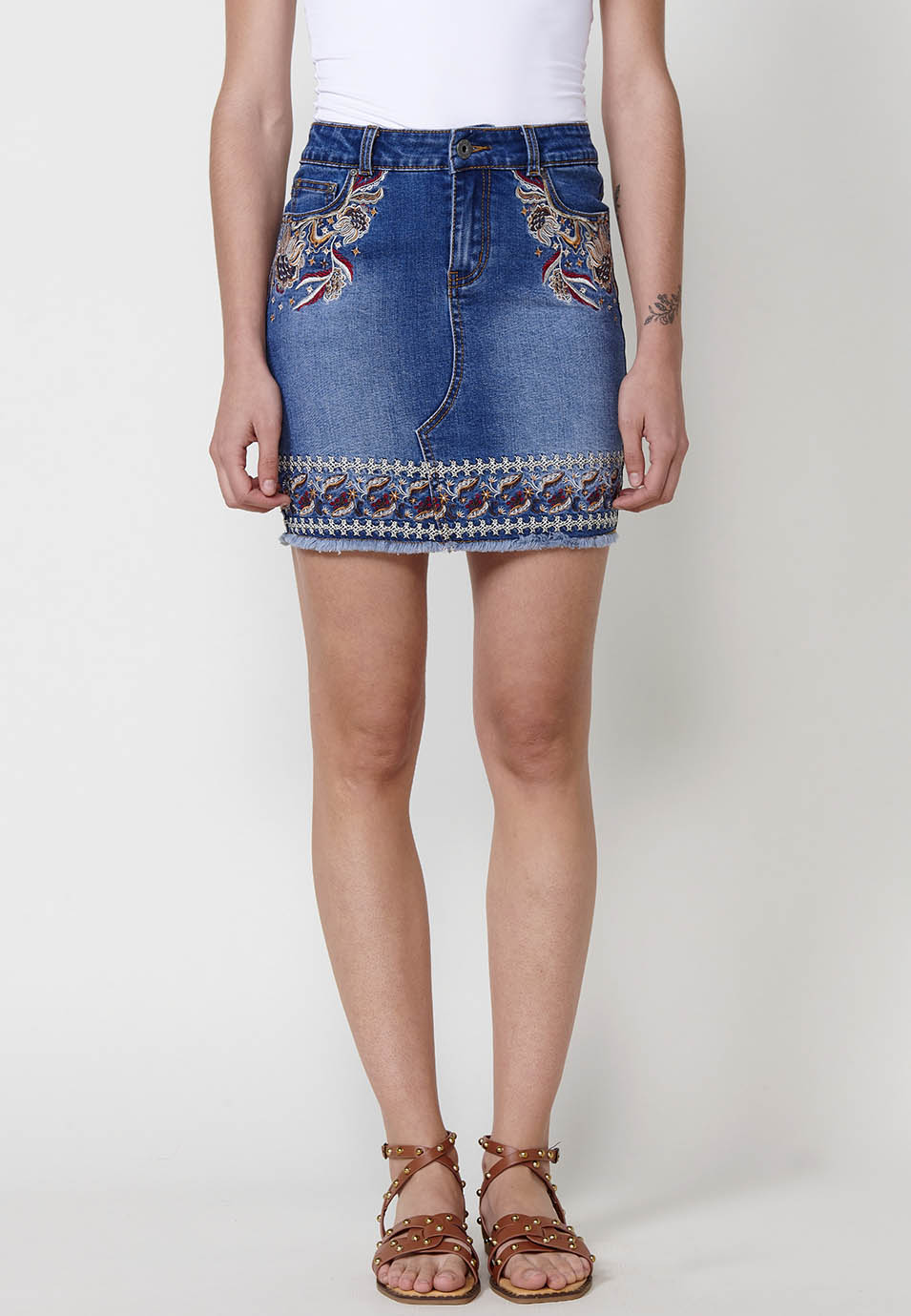 Falda corta Mujer denim con bordados florales y bajo deshilachado – Koroshi denim oscura
