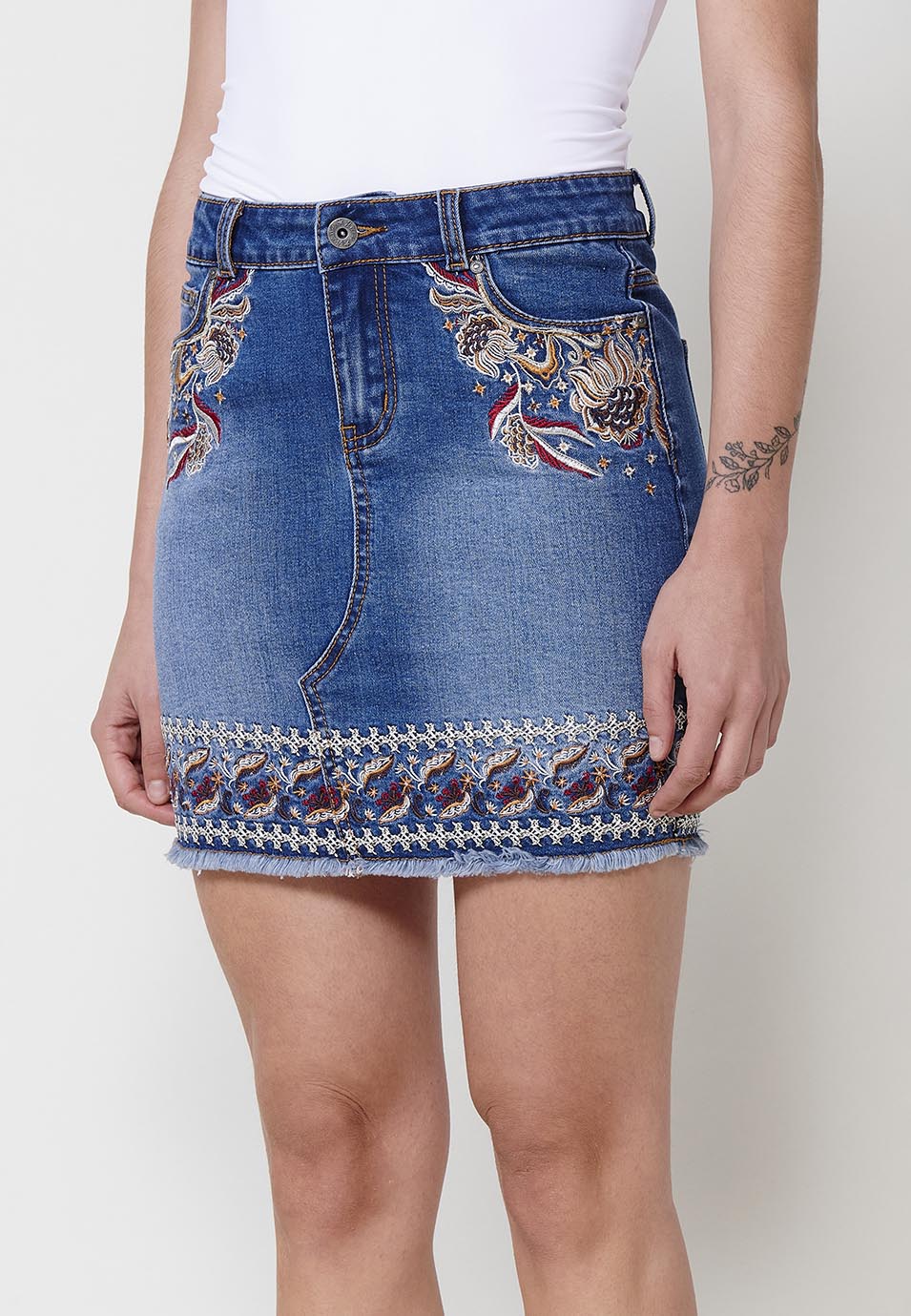 Falda corta Mujer denim con bordados florales y bajo deshilachado – Koroshi denim oscura