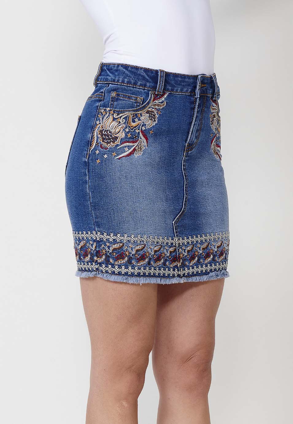 Falda corta Mujer denim con bordados florales y bajo deshilachado – Koroshi denim oscura