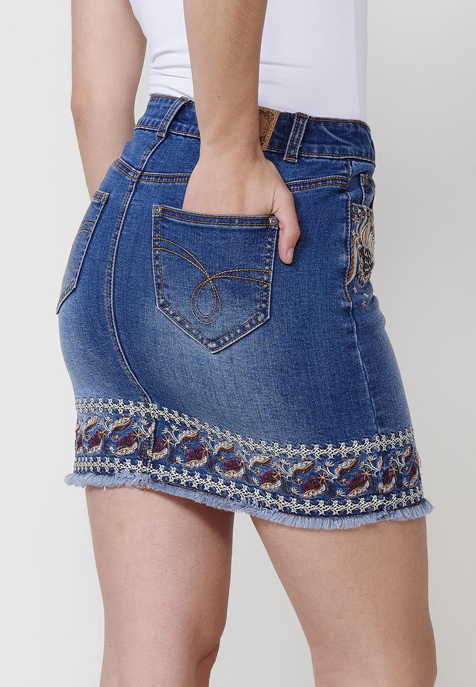 Falda corta Mujer denim con bordados florales y bajo deshilachado – Koroshi denim oscura