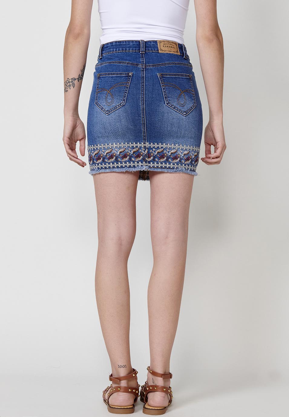 Falda corta Mujer denim con bordados florales y bajo deshilachado – Koroshi denim oscura