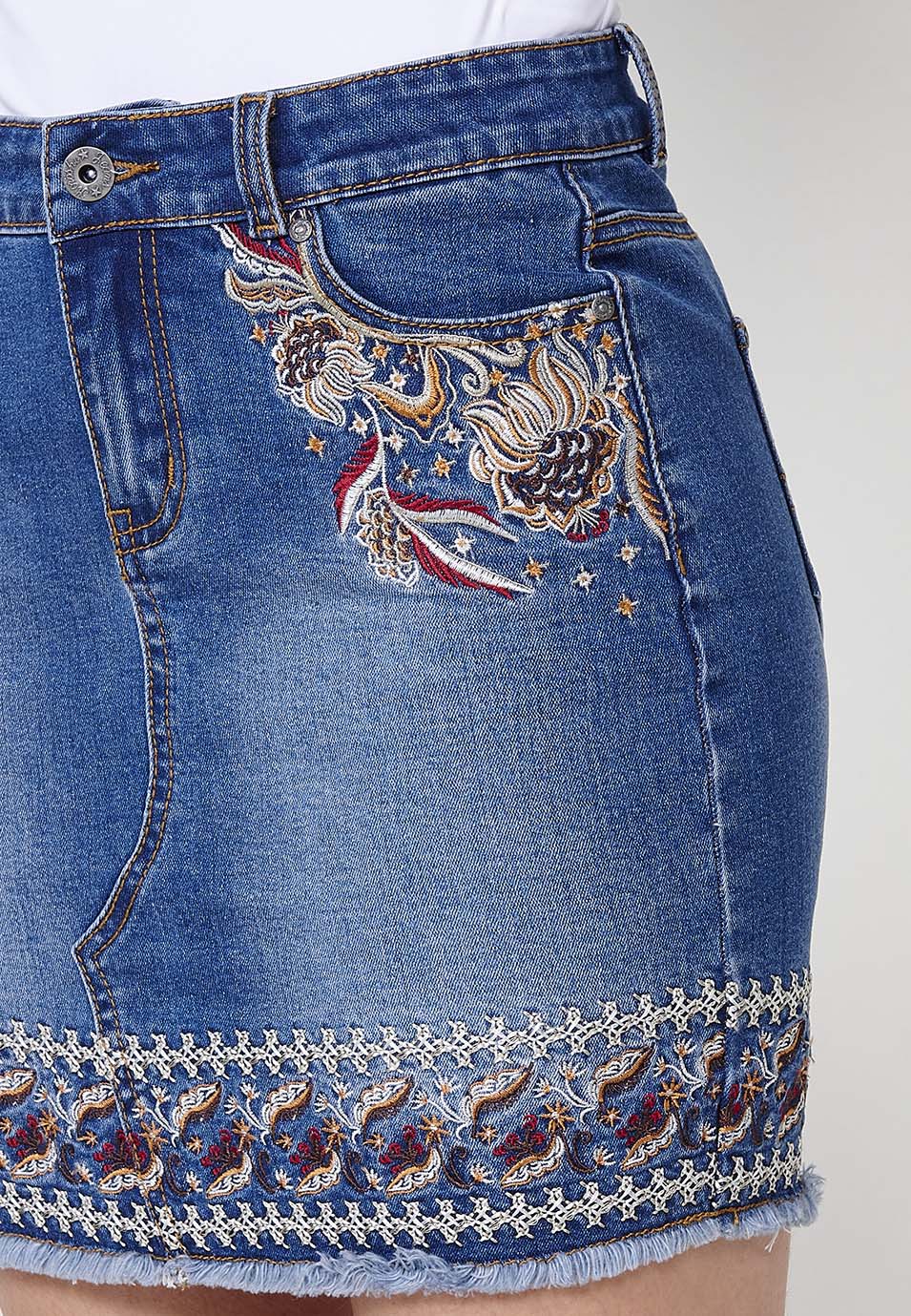 Falda corta Mujer denim con bordados florales y bajo deshilachado – Koroshi denim oscura