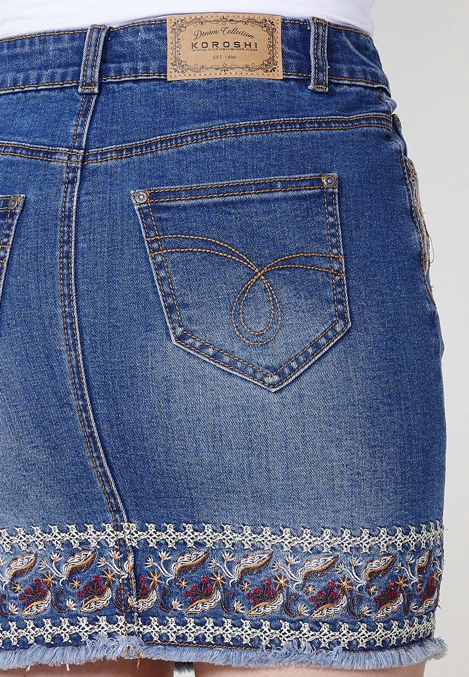 Falda corta Mujer denim con bordados florales y bajo deshilachado – Koroshi denim oscura