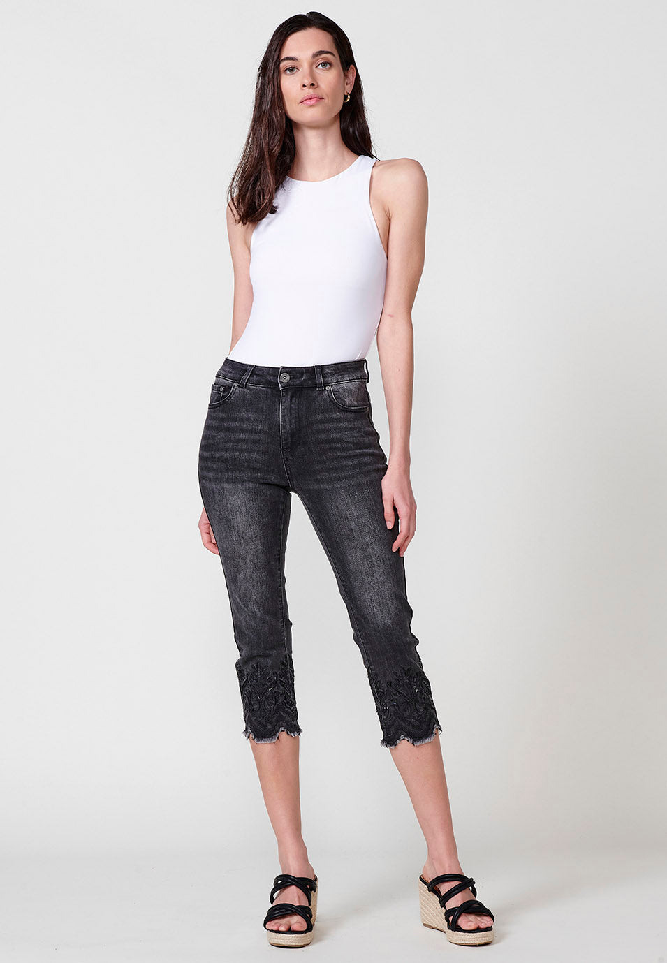 Pantalón pirata Mujer denim doble push up con bordado floral – Koroshi denim negro