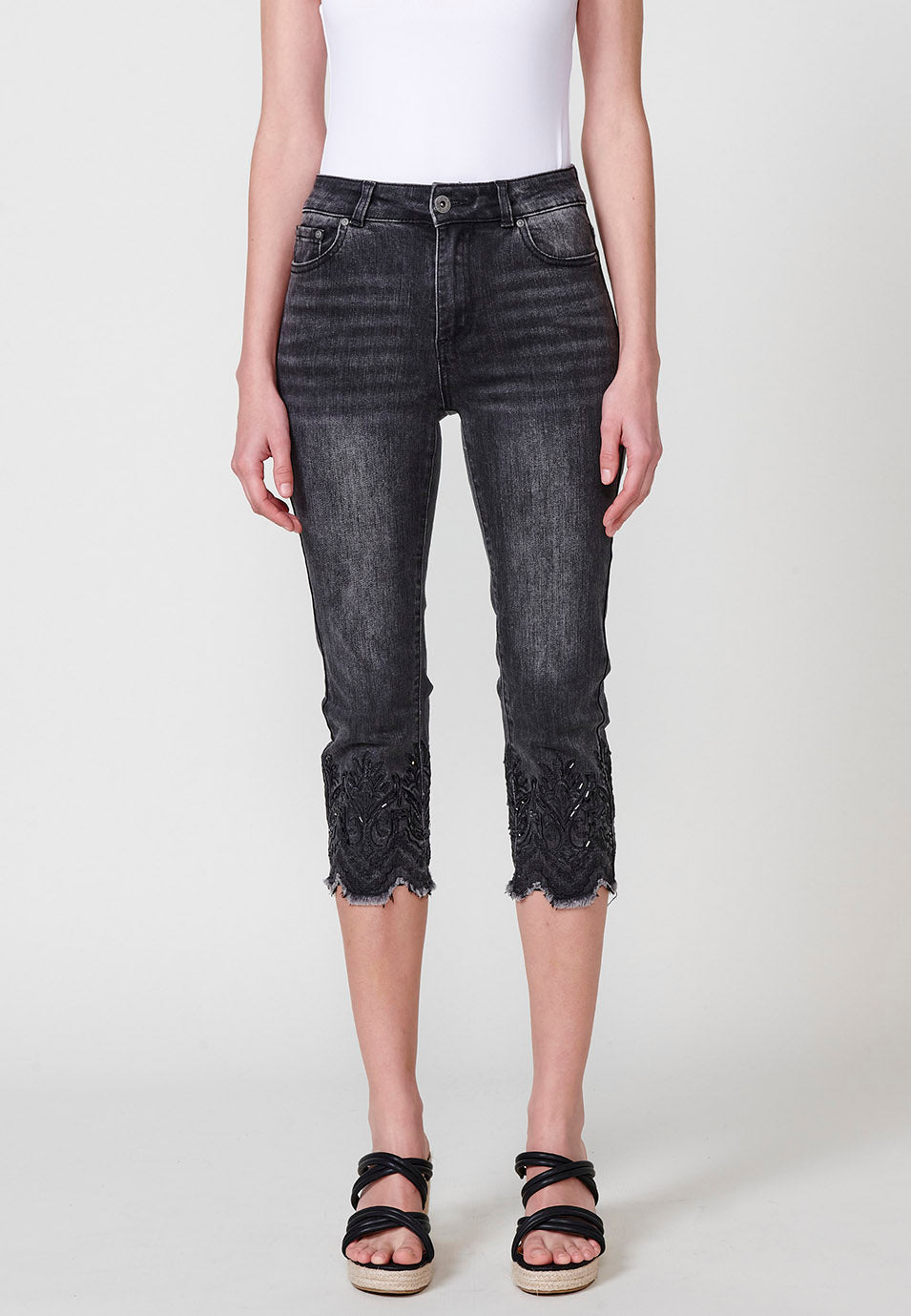 Pantalón pirata Mujer denim doble push up con bordado floral – Koroshi denim negro