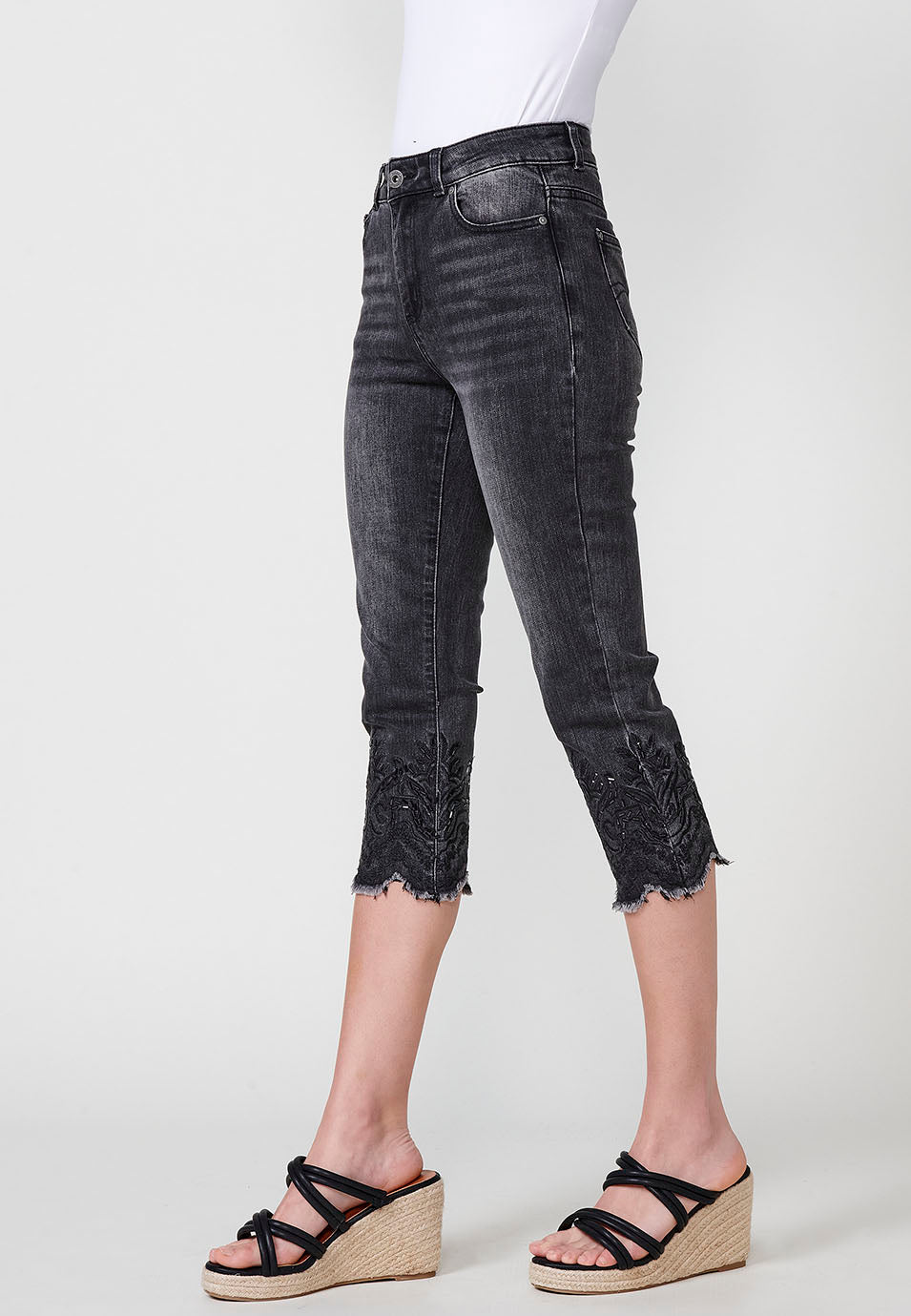 Pantalón pirata Mujer denim doble push up con bordado floral – Koroshi denim negro