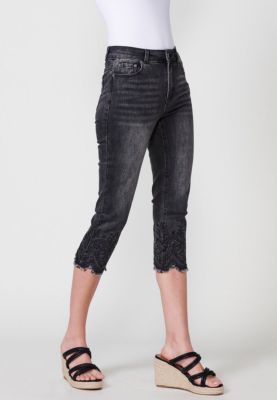 Pantalón pirata Mujer denim doble push up con bordado floral – Koroshi denim negro