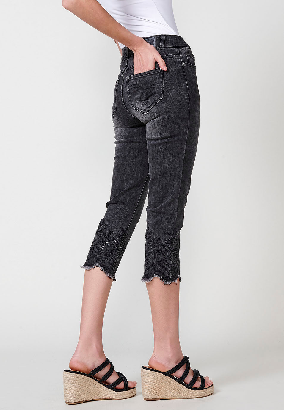 Pantalón pirata Mujer denim doble push up con bordado floral – Koroshi denim negro