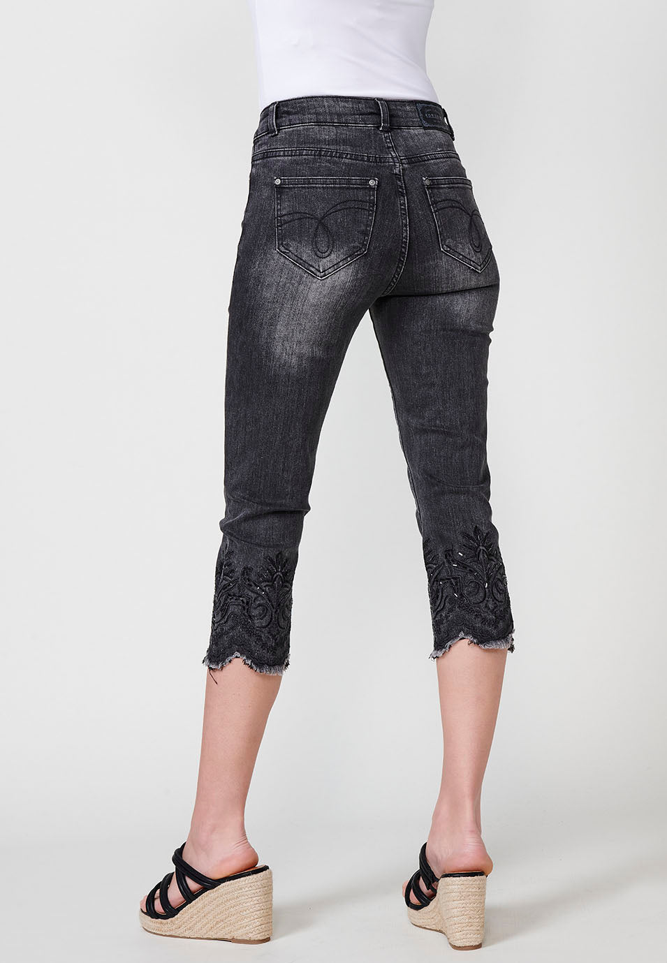 Pantalón pirata Mujer denim doble push up con bordado floral – Koroshi denim negro