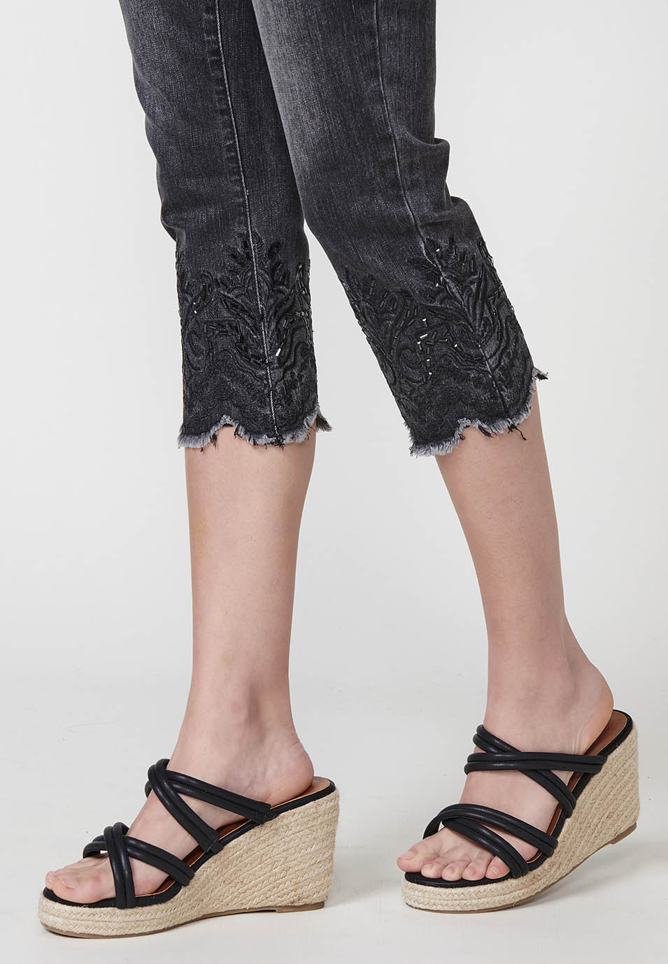 Pantalón pirata Mujer denim doble push up con bordado floral – Koroshi denim negro